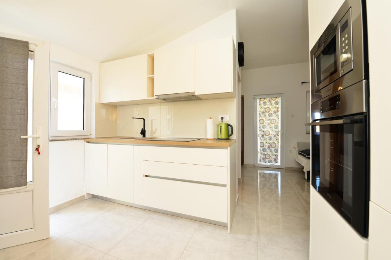 Apartmani Laura Vir Exterior foto